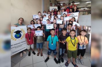 Alunos que participam de projeto de artes marciais visitam a Prefeitura