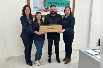 CAS TEACOLHE recebe plastificadora oriunda de doação do Sicoob