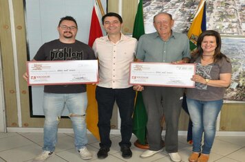 Campanha Sua Nota Vale Prêmios realiza a entrega de dois cheques de R$ 2 mil reais