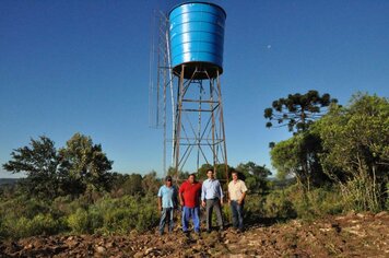 Famílias são beneficiadas através da instalação de caixa dágua no Rincão do Araçá