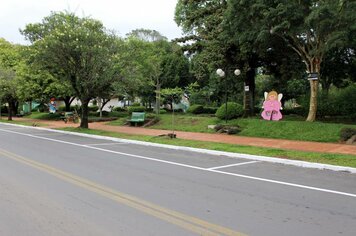 Espaços de estacionamento estão sendo pintados pelo Departamento de Trânsito