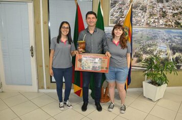 Caixa do projeto “Espalhando Histórias” do Rotaract é entregue ao Prefeito Cattaneo