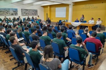 Formatura marca conclusão do curso de fabricação de calçados esportivos