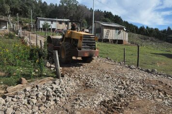 Loteamento Giacomini recebe trabalho de arruamento e canalização de água