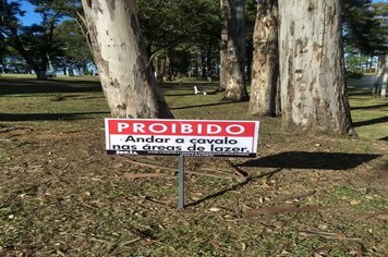 PLACAS SÃO INSTALADAS NO PARQUE DE EVENTOS RUI ORTIZ