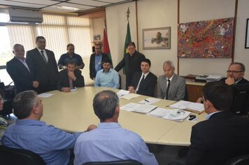 Prefeito Paulo Cattaneo e comitiva da região do Botucaraí estiveram reunidos com Secretário Estadual da Saúde