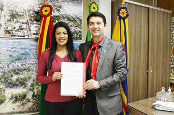 Prefeito Cattaneo entrega autorizações de doação de lotes