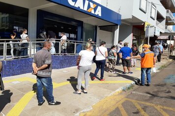 DEFESA CIVIL DE SOLEDADE AUXILIA NA ORGANIZAÇÃO DAS FILAS EM AGÊNCIAS BANCÁRIAS E DISTRIBUI MÁSCARAS GRATUITAMENTE PARA A POPULAÇÃO