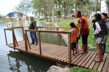 ADMINISTRAÇÃO MUNICIPAL INAUGURA ATRACADOURO PARA OS PEDALINHOS NO LAGO DO PARQUE RUI ORTIZ