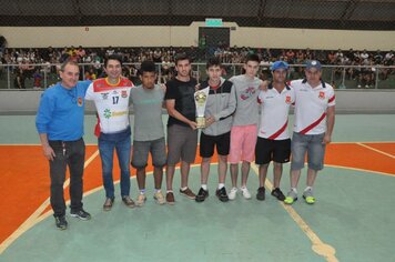 Prefeito Cattaneo presta homenagem a AAFS durante as finais do Futsal da Cidade