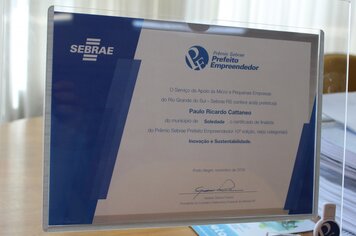 PREFEITO PAULO CATTANEO RECEBE TROFÉU PRÊMIO SEBRAE PREFEITO EMPREENDEDOR