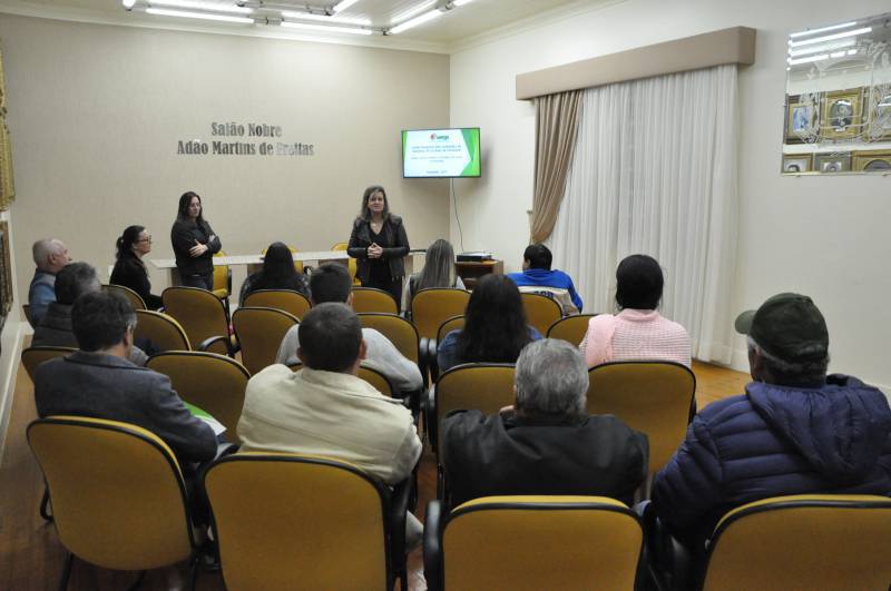 Reunião sobre cadastramento de catadores de material reciclável e recolhimento de entulhos é realizada em Soledade