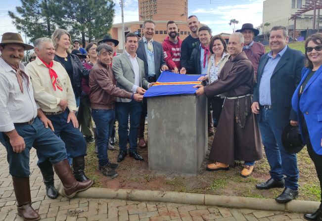 Administração entrega oficialmente obras da Praça Santa Rita