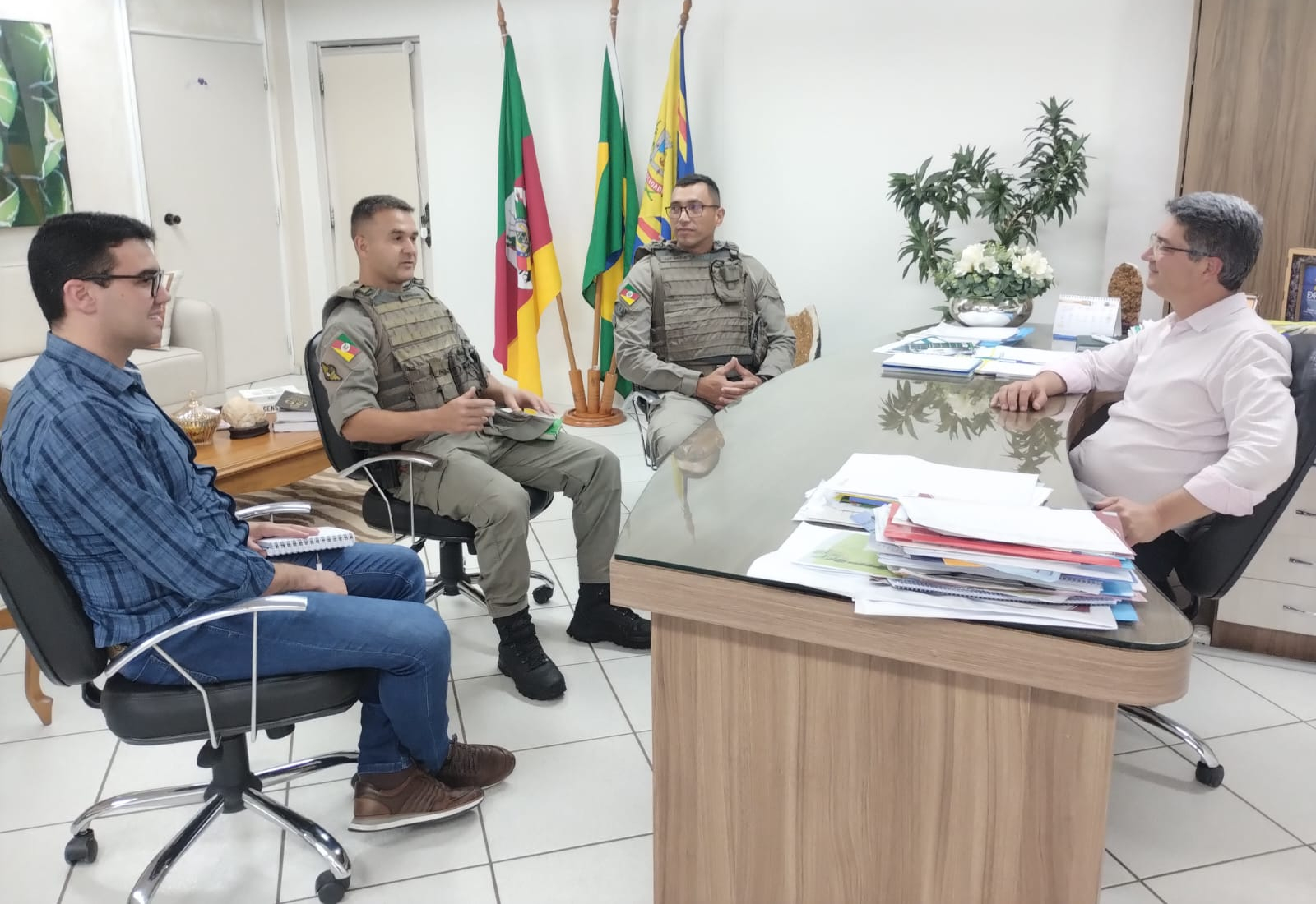 PREFEITO CATTANEO RECEBE VISITA DO NOVO COMANDANTE DA 2ª CIA DA BRIGADA MILITAR DE SOLEDADE