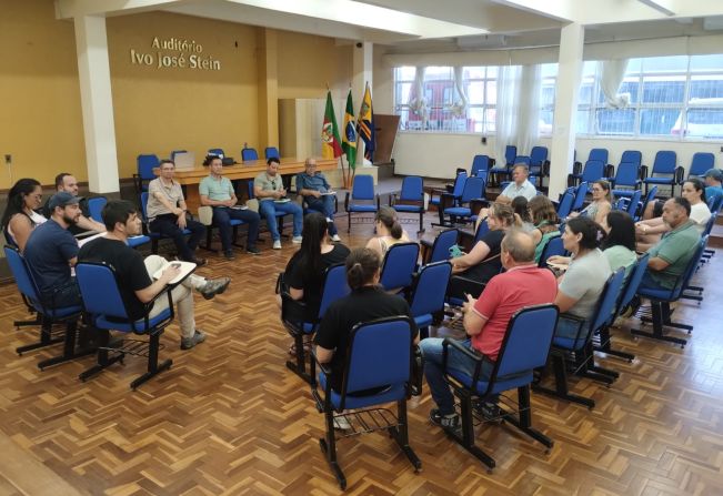 Prefeito Paulo Cattaneio e integrantes da Secretaria de Agricultura e Indústria e Comércio se reúnem com participantes da Feira da Praça