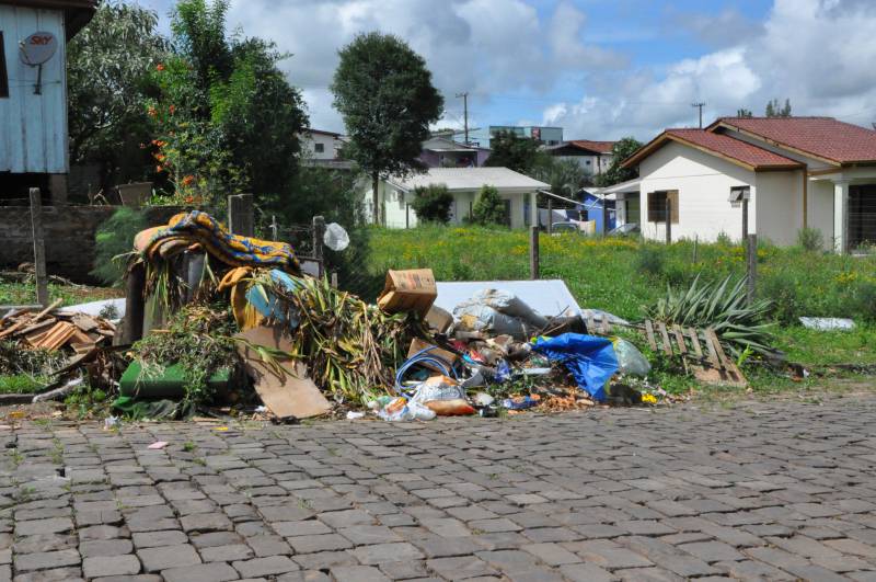 Entulhos foram recolhidos pela Secretaria de Obras e Serviços Públicos