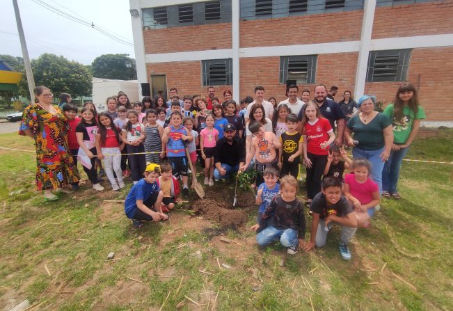Árvores frutíferas são plantadas no bairro Fontes em Soledade