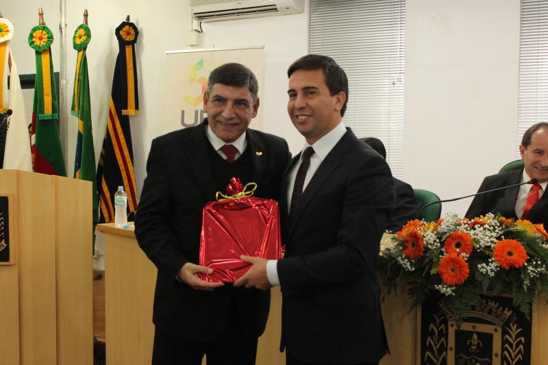 PREFEITO CATTANEO PRESTIGIA HOMENAGEM AOS 50 ANOS DA UPF NA CÂMARA DE VEREADORES DE SOLEDADE