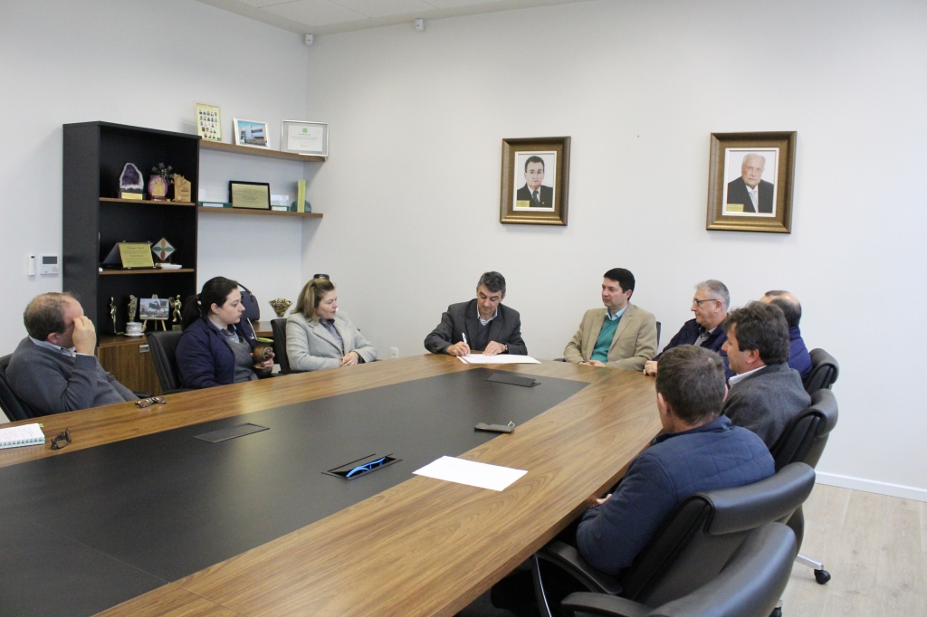 ADMINISTRAÇÃO E COOPERATIVAS FIRMAM CONVÊNIO PARA INSTALAÇÃO DE PLACAS NO INTERIOR