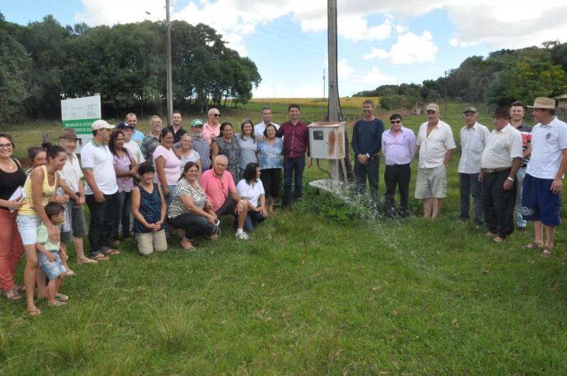 Famílias são beneficiadas através de implantação do sistema de abastecimento de água no Rincão do Araçá