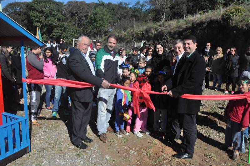 Prefeito Paulo Cattaneo inaugura parquinho na EMEF João Batista