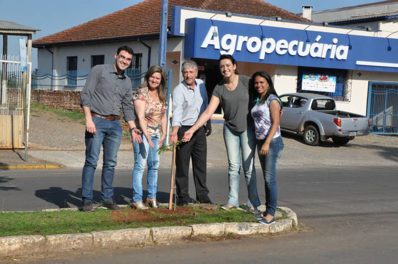 Departamento Municipal de Meio Ambiente e Coagrisol promovem ação alusiva ao Dia da Árvore