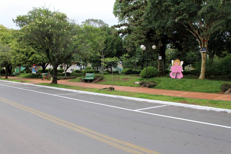 Espaços de estacionamento estão sendo pintados pelo Departamento de Trânsito