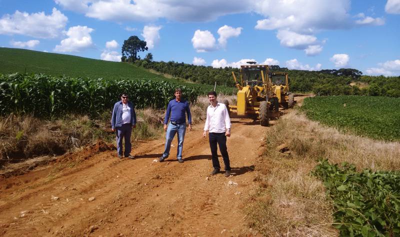 PREFEITO CATTANEO SECRETÁRIO DE OBRAS E COORDENADOR DO INTERIOR  VERIFICAM ESTRADAS DO  INTERIOR DO MUNICÍPIO