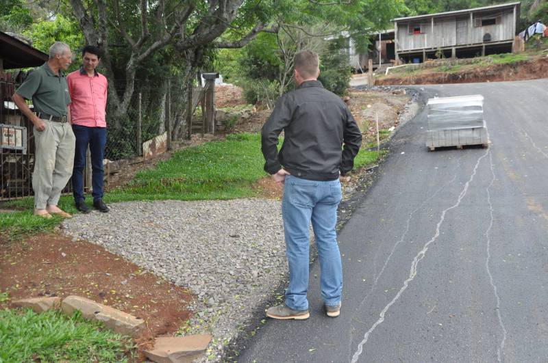 Prefeito Cattaneo visita ruas que receberam pavimentação asfáltica em Soledade