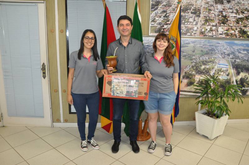 Caixa do projeto “Espalhando Histórias” do Rotaract é entregue ao Prefeito Cattaneo