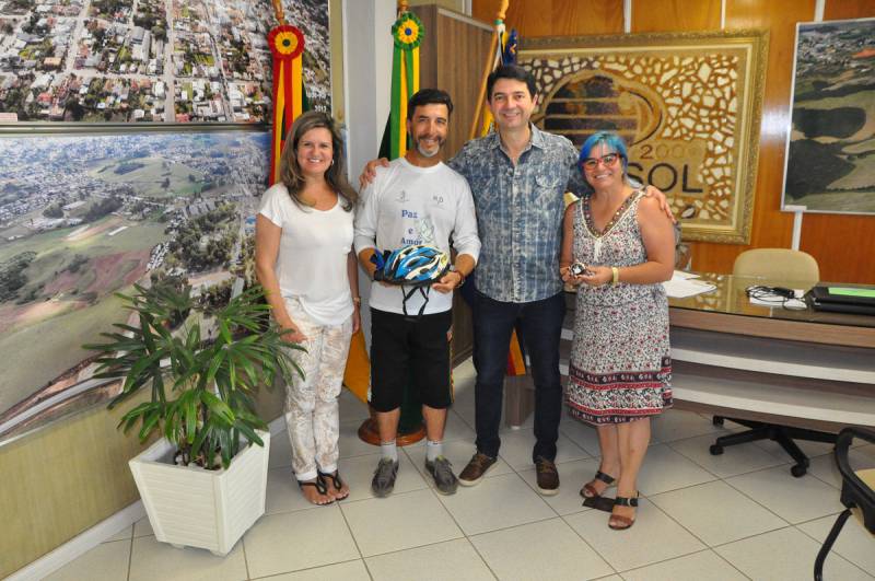 Cattaneo recebe a visita de ciclista que está percorrendo Rio Grande do Sul