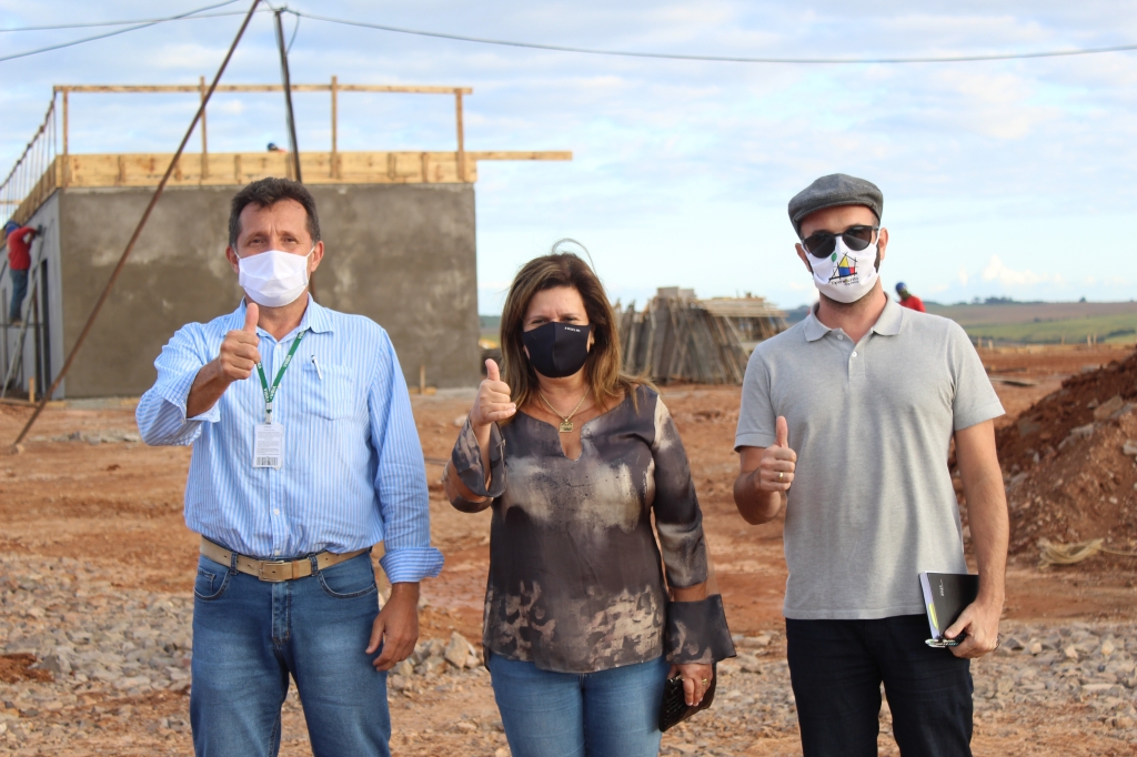 PREFEITA VISITA OBRAS DA FÁBRICA DE RAÇÃO DA EMPRESA VIBRA