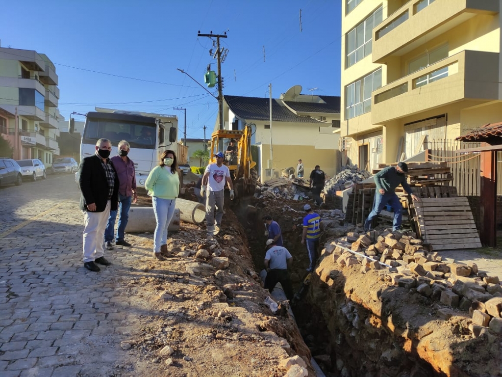 OBRAS DE SANEAMENTO BÁSICO SÃO REALIZADAS NO MUNICÍPIO