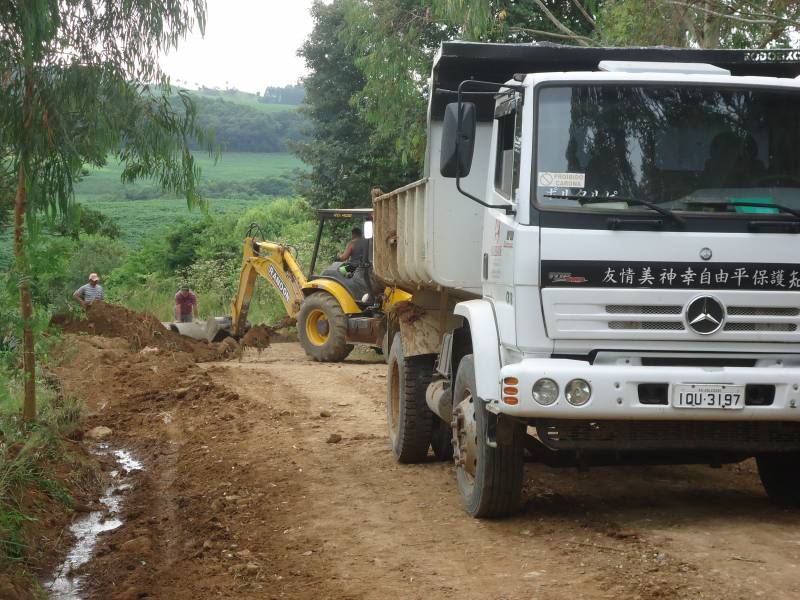 Secretaria Municipal de Obras realiza trabalhos específicos nas comunidades do interior