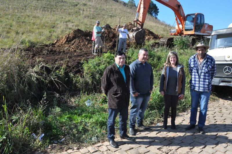 Secretaria Municipal de Obras realiza instalação de tubulação no bairro Botucaraí