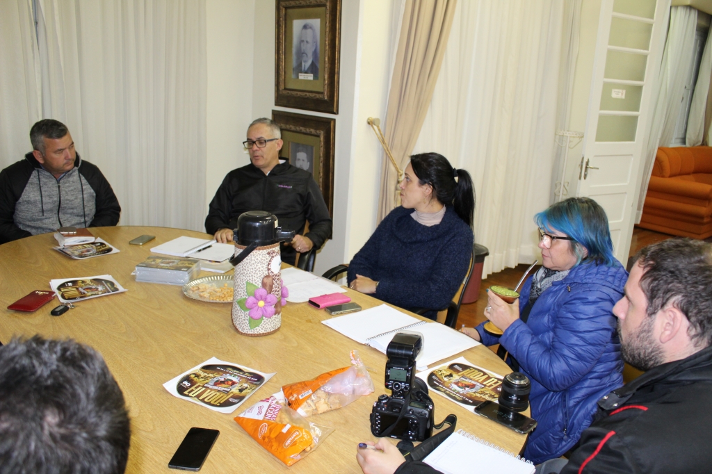 Equipe trabalha na organização do XII Rodeio Internacional de Soledade