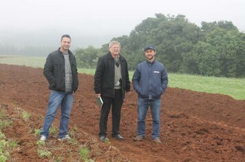 Propriedade do Rincão do Bugre recebe equipe da Emater para trabalho de conservação do solo