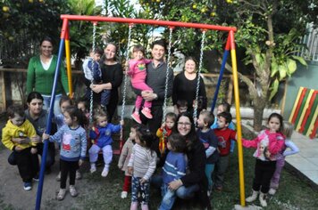 Prefeito Cattaneo realiza entrega simbólica de brinquedos em escolas de Educação Infantil