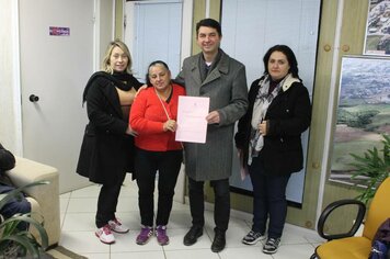 Prefeito Paulo Cattaneo entrega escrituras de regularização de terrenos
