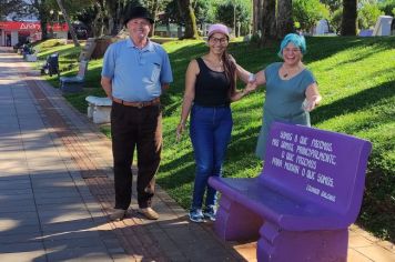 Bancos da Praça Central começam a receber pintura das frases e poemas