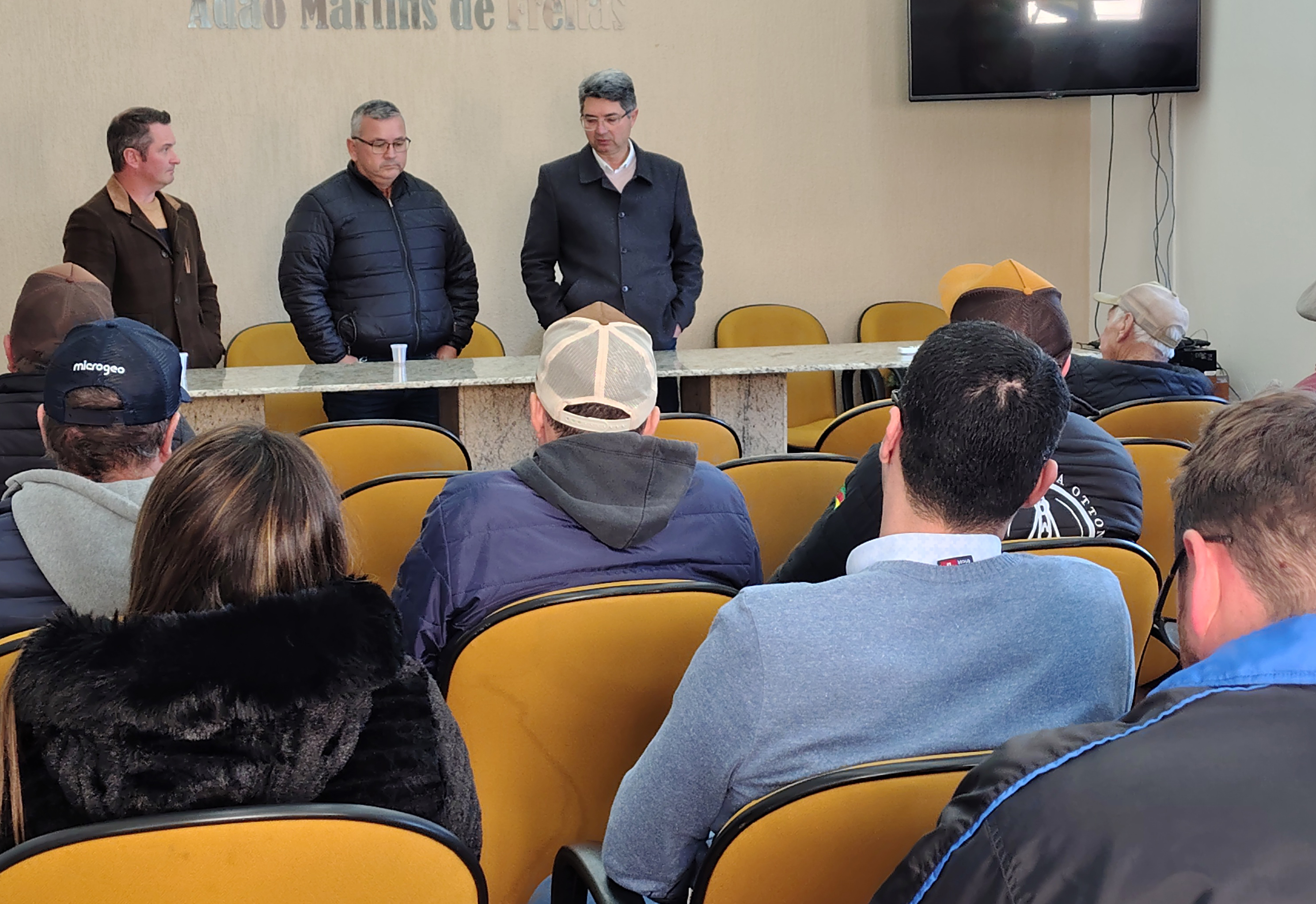 PRODUTORES SOLICITAM ABERTURA DE ESTRADA DESATIVADA NA REGIÃO DO RINCÃO DOS SILVANOS