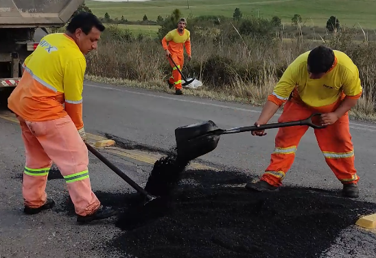 INICIADA OPERAÇÃO TAPA-BURACOS NA ERS-153 ENTRE SOLEDADE E BARROS CASSAL